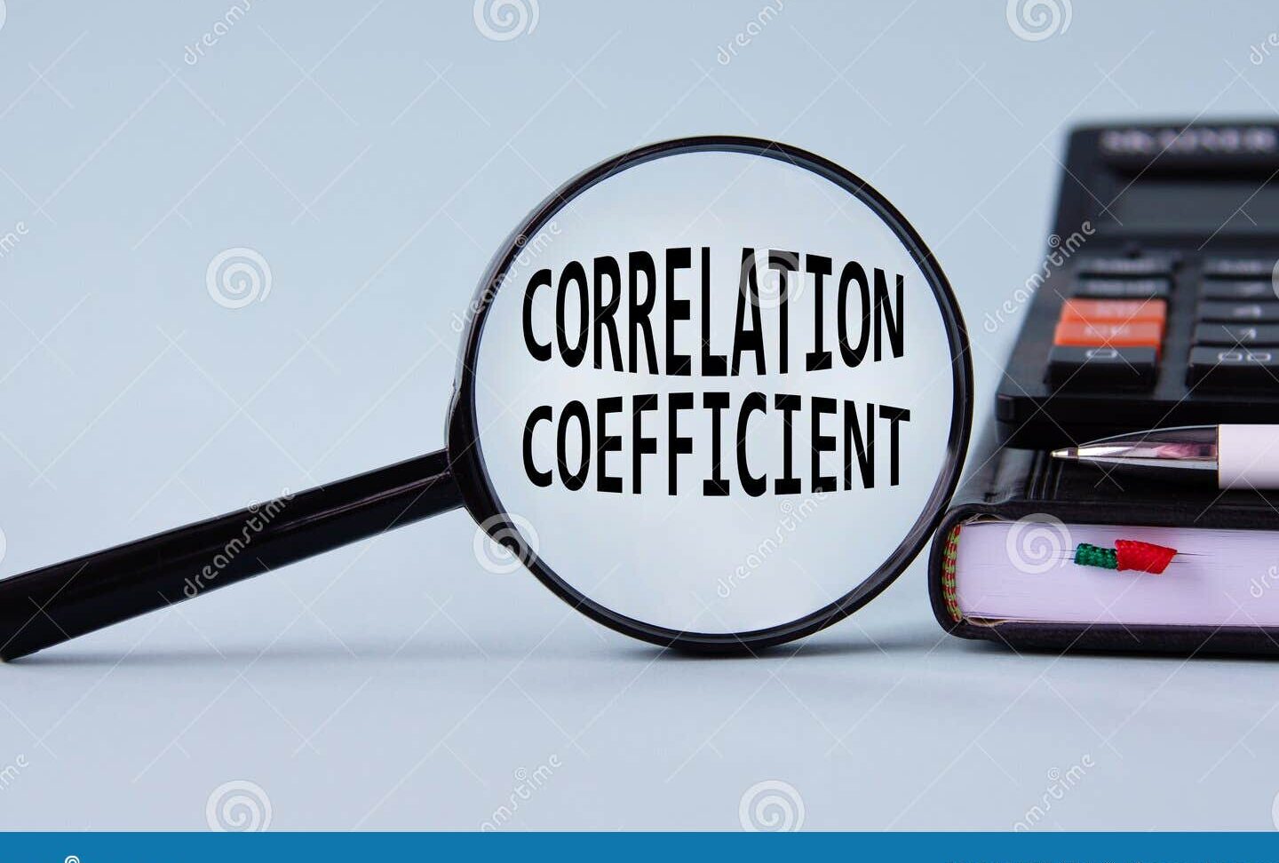 COEFICIENTE DE CORRELACIÓN - Palabras con lupa sobre una luz...