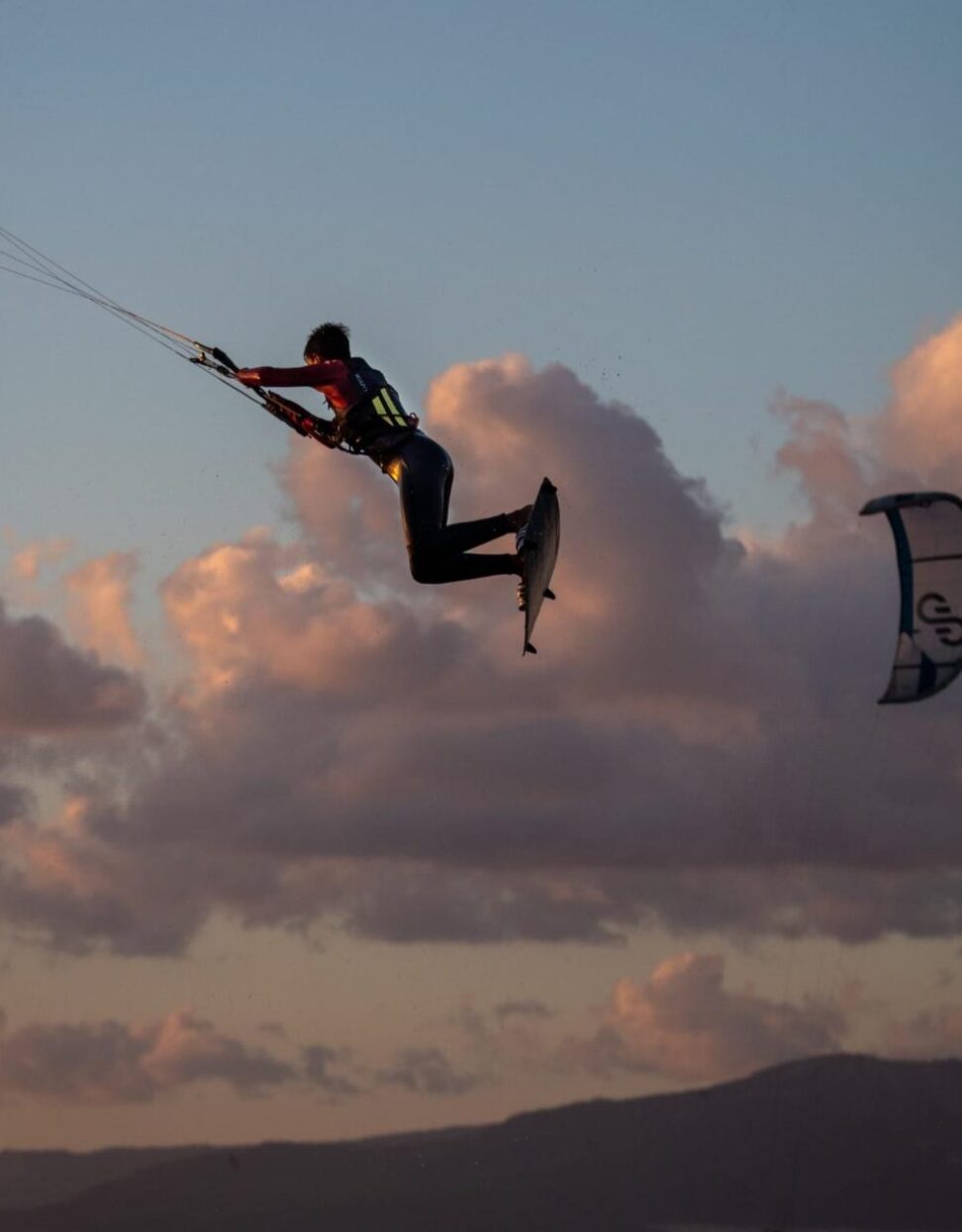 Salto de kitesurf: teoría básica y seguridad para principiantes