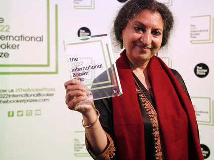 Calculadora de libros de Olga Tokarczuk Anuncio del ganador imágenes y fotografías en alta resolución - Alamy