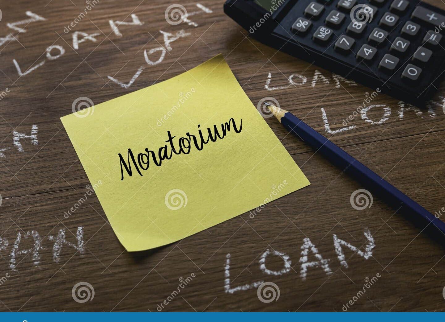 Moratoria escrita en una nota adhesiva amarilla con lápiz y...