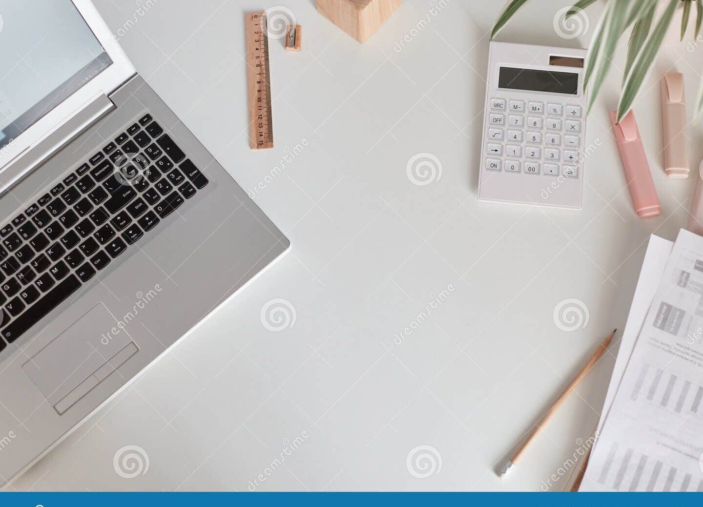 Calculadora de Trabajadores Remotos vs. en Locación Flatlay de computadora portátil, planta en maceta, papeles, lápiz, calculadora...